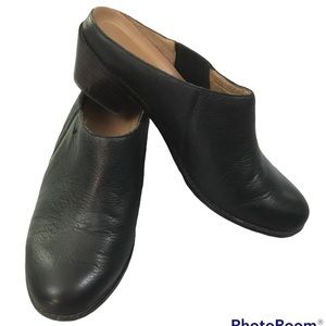 Vionic black leather mules EUC